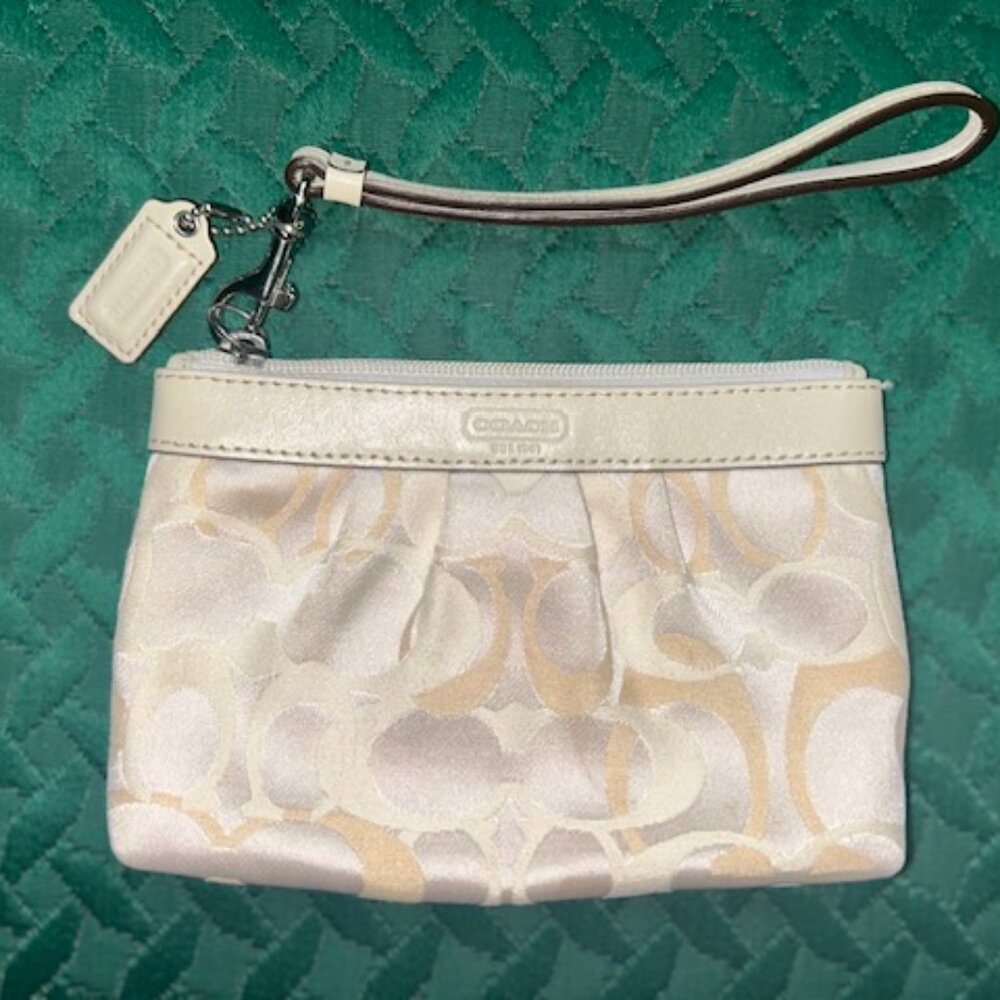 New w/o Tags Coach Jacquard SIGNATURE C Pleated WRISTLET w Leather Trim